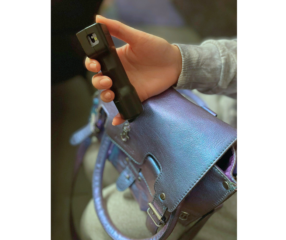 Verdedigingsspray_zwart_bij_handtas